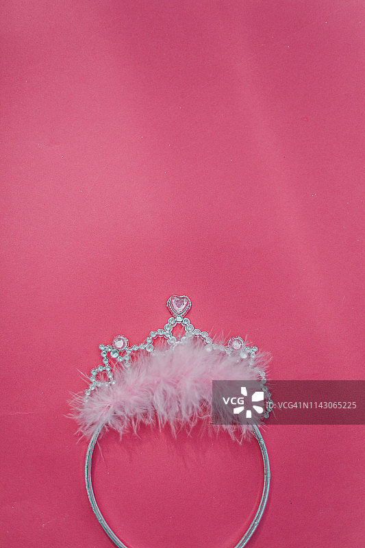 粉色背景中的公主皇冠头饰图片素材