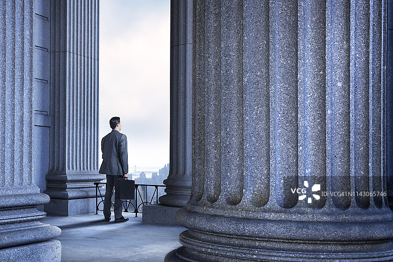 站在希腊柱廊下的律师或商人图片素材