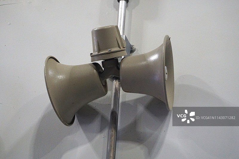 墙上的定向警报器扬声器仰视角度图片素材