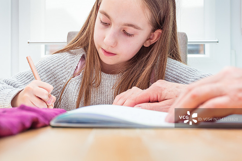 奶奶辅导孙女做作业图片素材