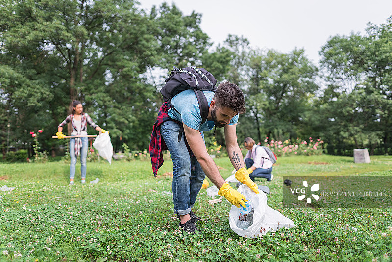 在公园打扫卫生的年轻人图片素材