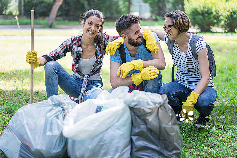 年轻人在城市里做慈善工作图片素材