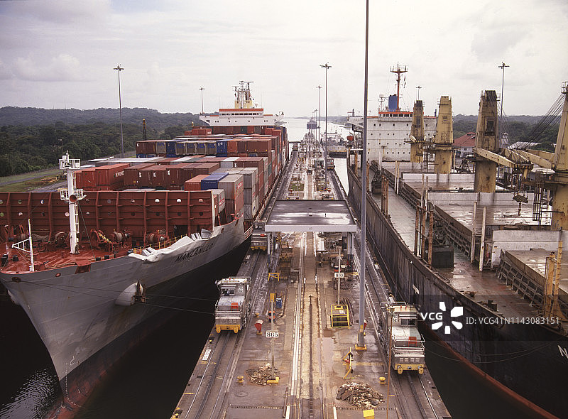 巴拿马运河整修中的船闸风光图片素材