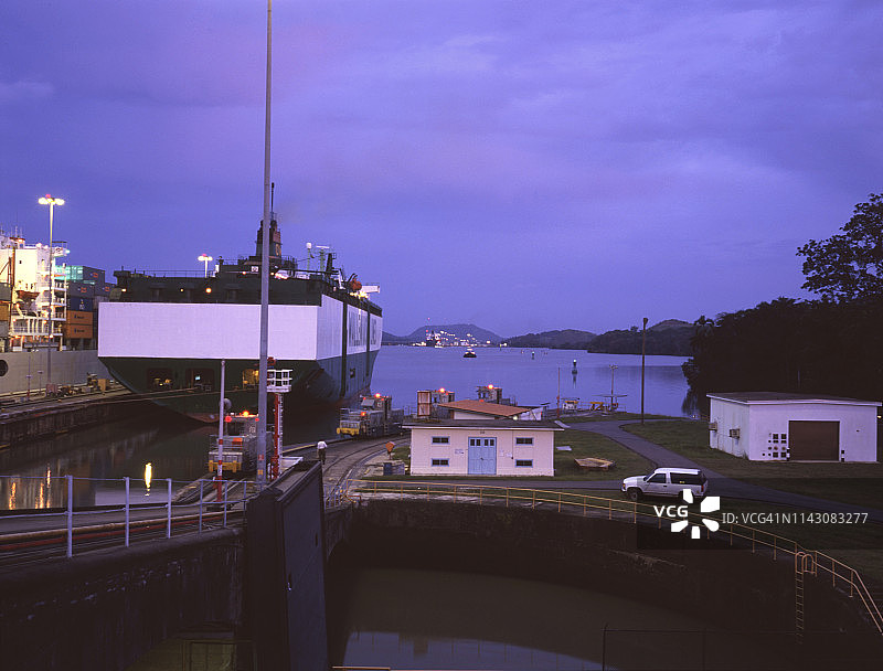 船只进入巴拿马运河的船闸图片素材