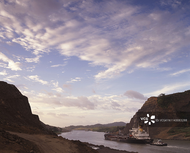 船舶进入巴拿马运河图片素材
