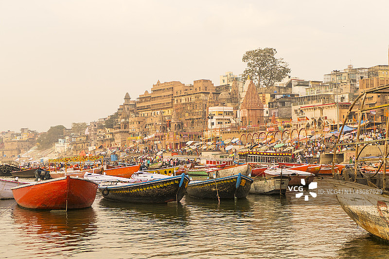 印度瓦拉纳西恒河上的船只图片素材