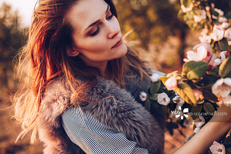 在春天樱花园里的女孩图片素材