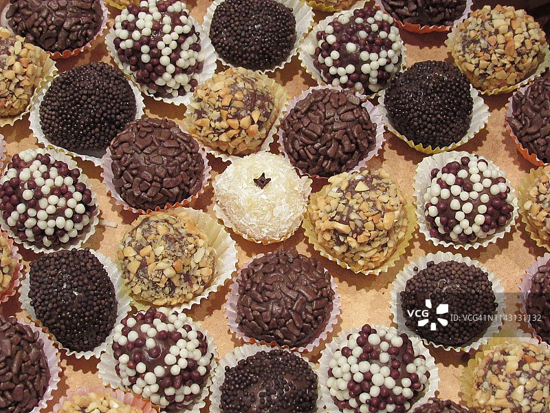 桌上的布里加迪罗图片素材