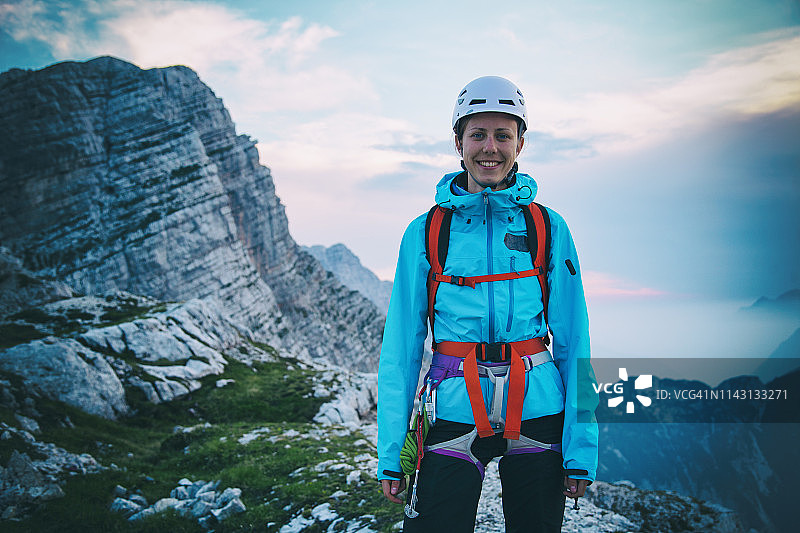 女登山者在山顶的肖像图片素材