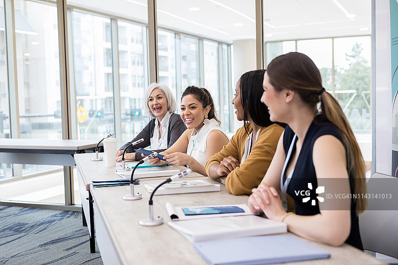 大学女性问题研讨小组图片素材