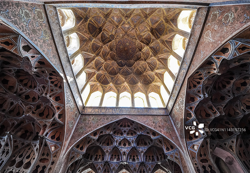 伊朗伊斯法罕阿里卡普宫殿大厅内饰有彩色蜂窝状装饰的天花板图片素材