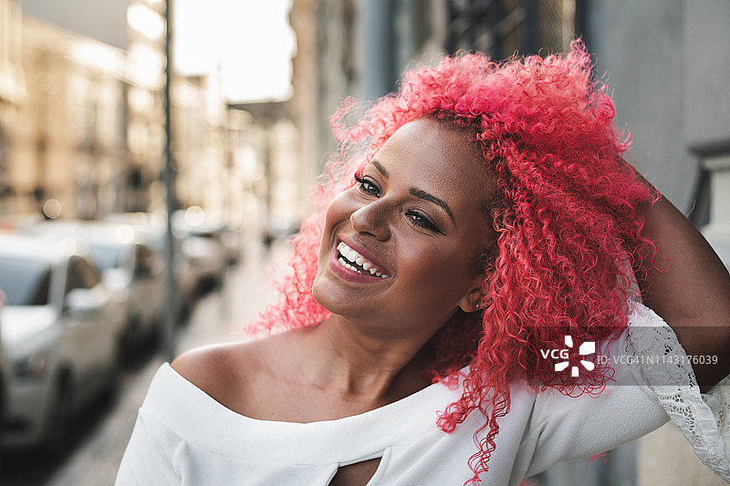 美丽的年轻非洲裔女性的时尚肖像图片素材