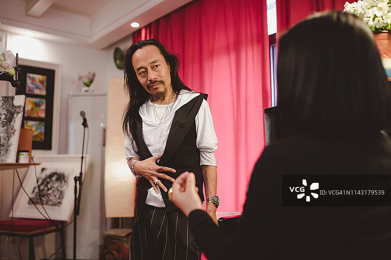 中年男人在上声乐课图片素材