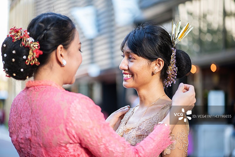 朋友们互相帮助，一起准备图片素材