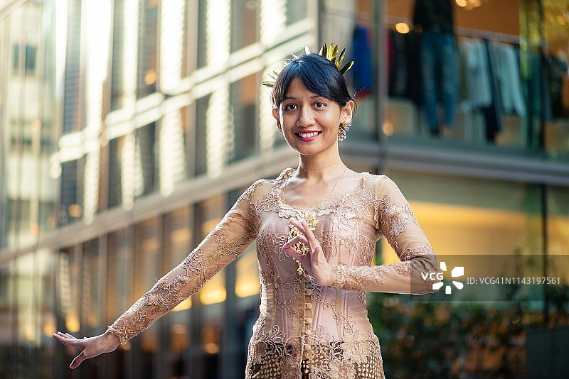 身穿传统服装的女人肖像图片素材