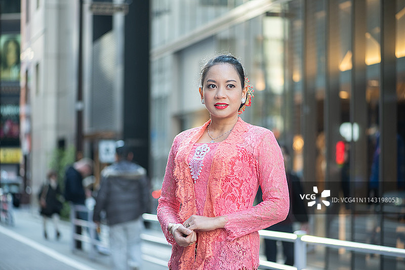街头人像：身着传统服饰的女子图片素材