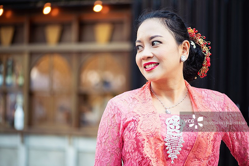 街头人像：身着传统服饰的女子图片素材