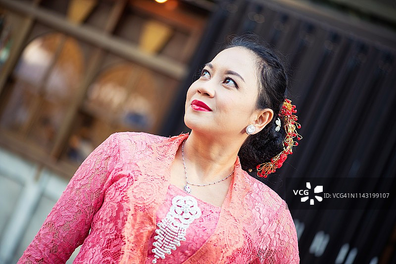 街头人像：身着传统服饰的女子图片素材