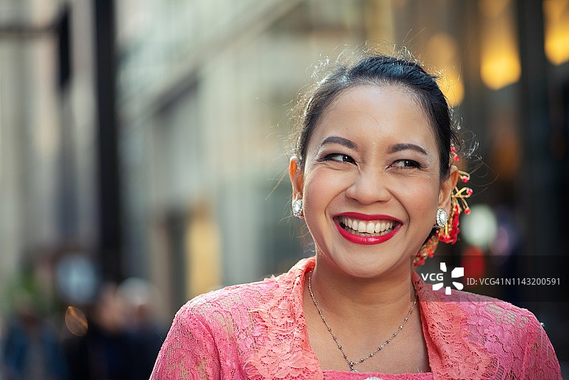 身穿传统服装的女人和镜头外的人交谈图片素材