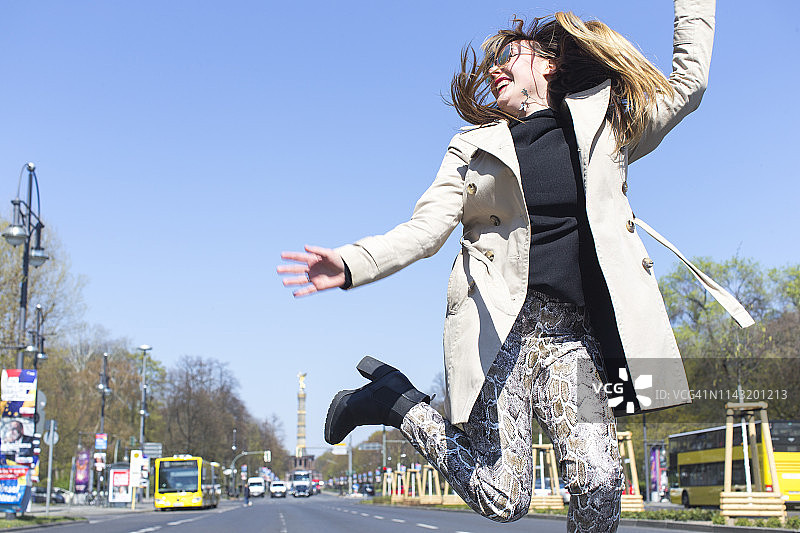 在柏林胜利柱前的游客图片素材