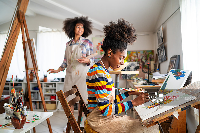 非洲裔女艺术家在工作室绘画图片素材