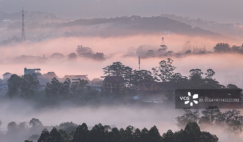 雾天里的城市图片素材