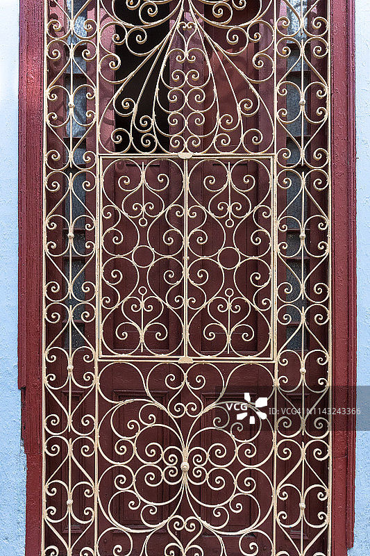 古巴老式房屋中的旧殖民地窗户护栏图片素材