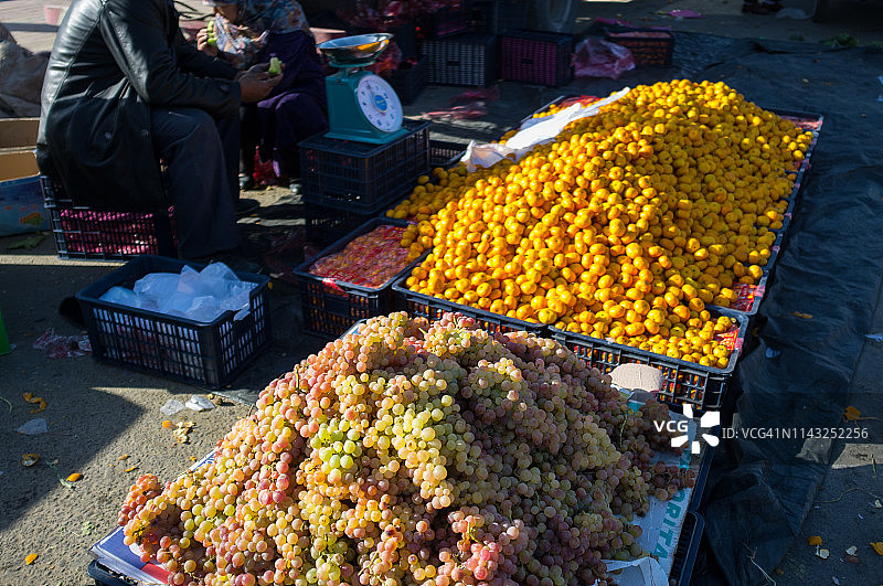 中国新疆巴扎市场上出售的葡萄和杏图片素材