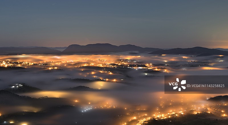 雾中城市图片素材