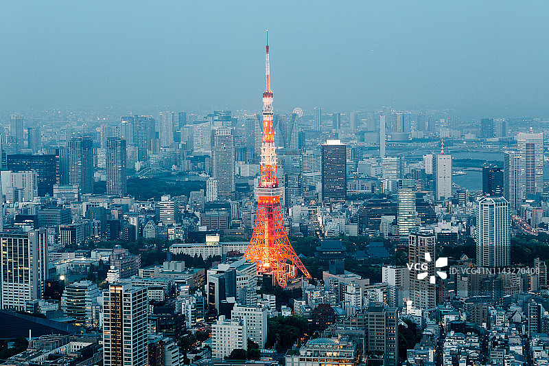 东京塔与城市夜景天际线（鸟瞰图）图片素材