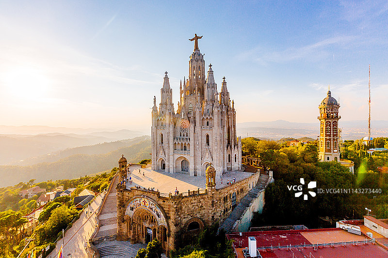 西班牙加泰罗尼亚巴塞罗那圣心堂天际线鸟瞰图片素材