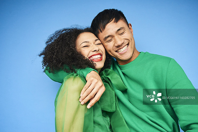 年轻男女的彩色写真图片素材