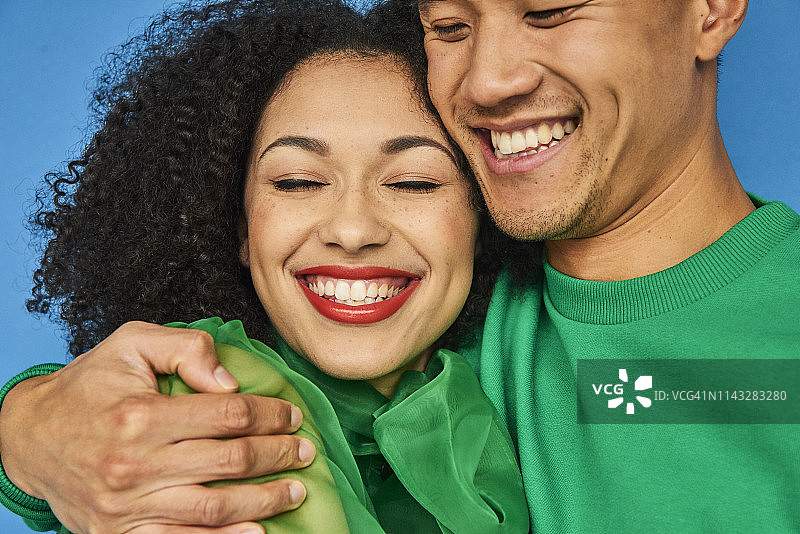 年轻男女的彩色写真图片素材