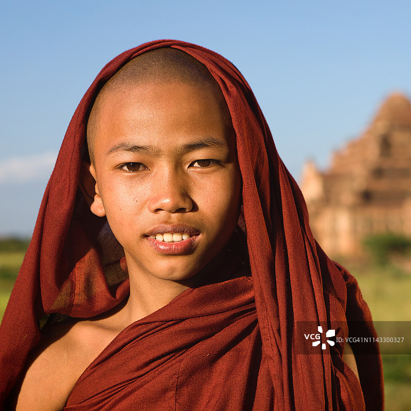 年轻的佛教僧侣图片素材