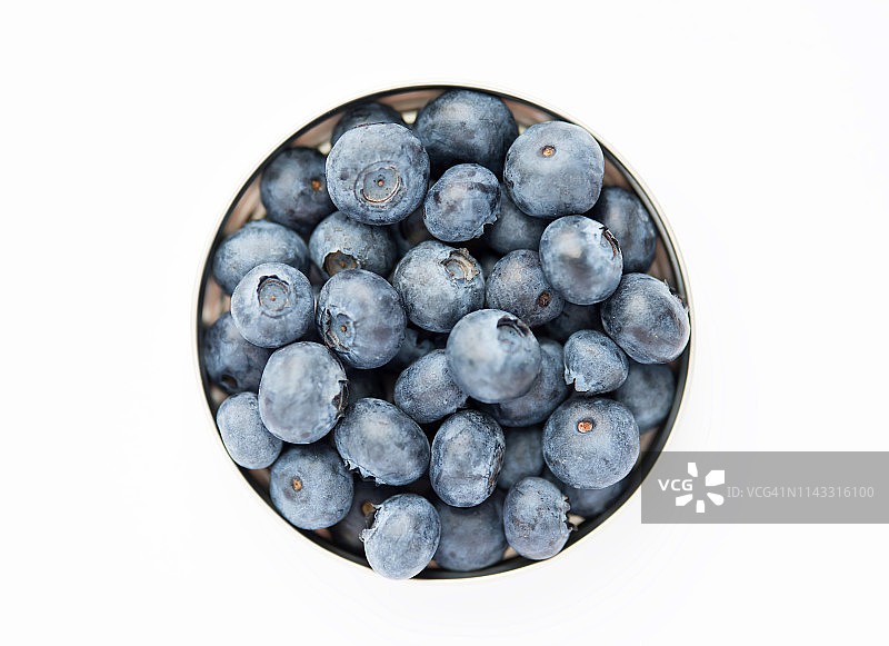白色背景上的蓝莓图片素材