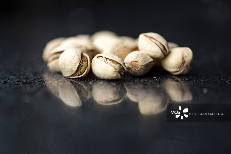 开心果（黑色背景）图片素材