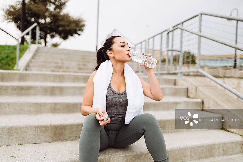 慢跑后休息的迷人女性图片素材