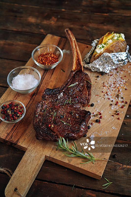 带烤土豆的斧头牛排图片素材