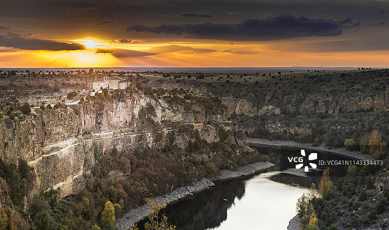 日落时分群山河流的景色图片素材