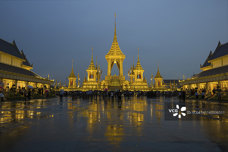傍晚时分游客参观灯火通明的皇家火葬场图片素材