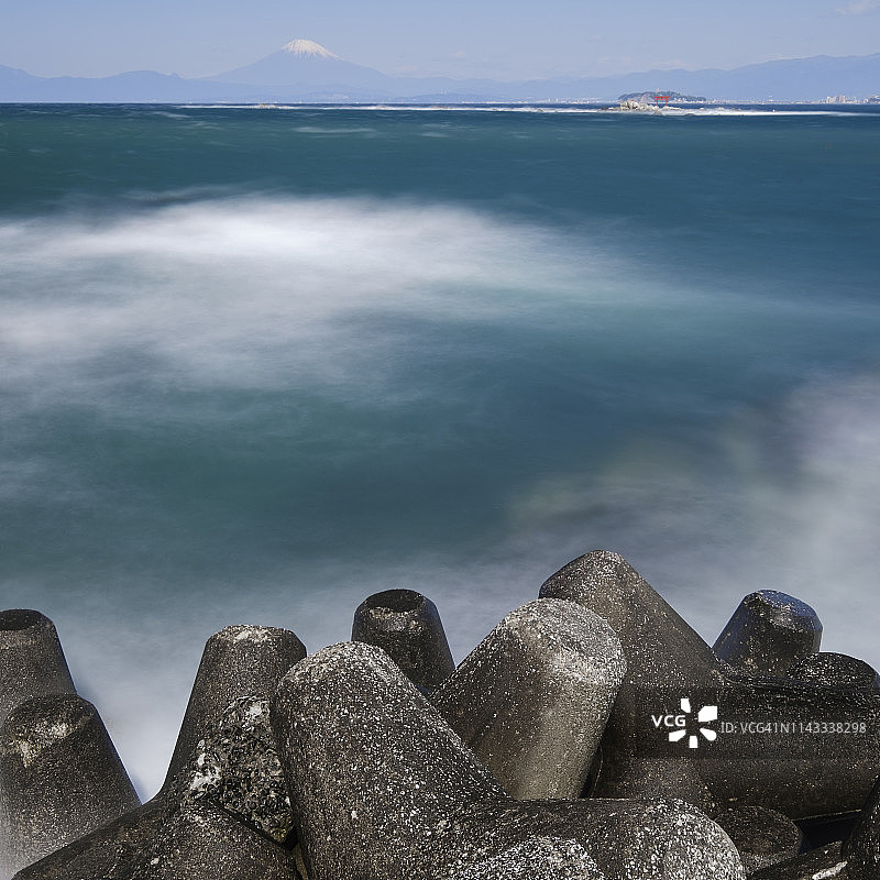 海边的丁坝与天空图片素材
