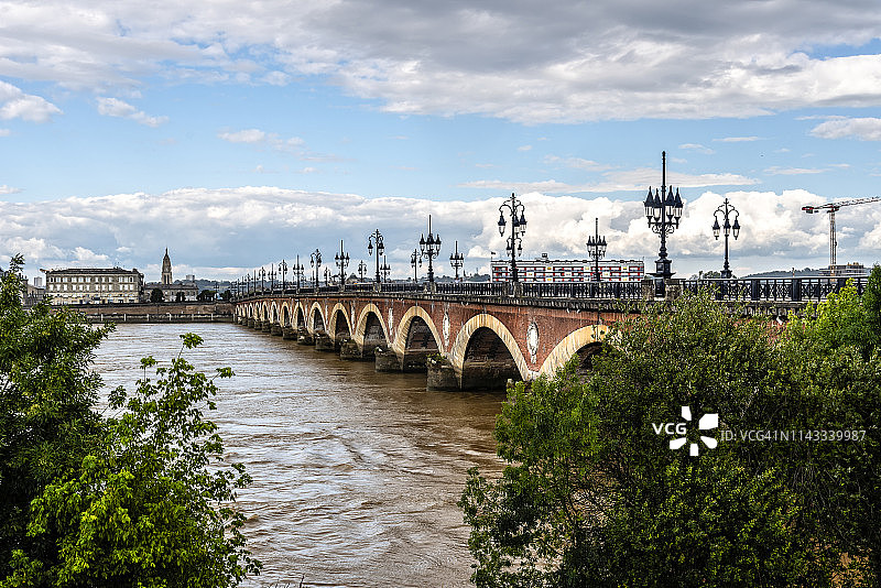 加龙河上的皮埃尔桥与多云的天空图片素材