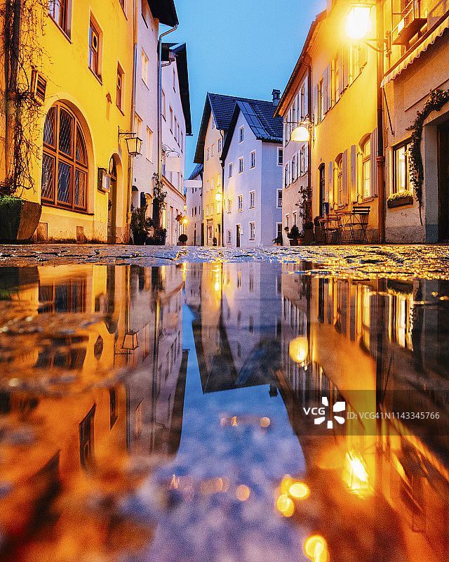 菲森古镇雨夜水面倒影图片素材