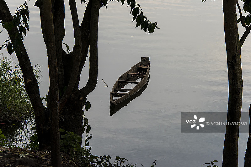 湖上的旧式本地划艇图片素材