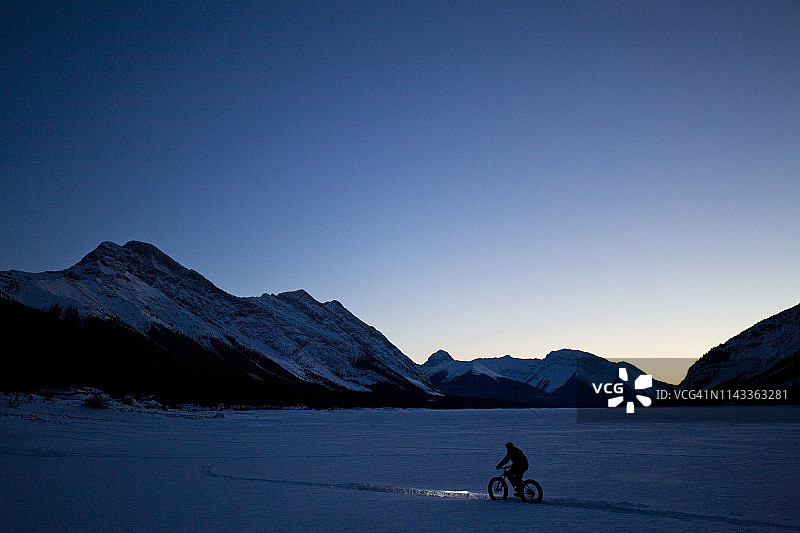 夜间山地自行车骑行图片素材