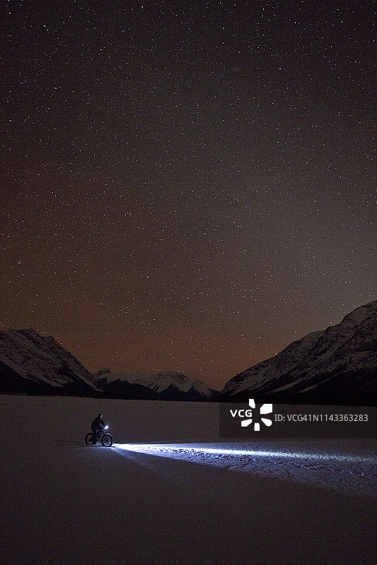 夜间山地自行车骑行图片素材