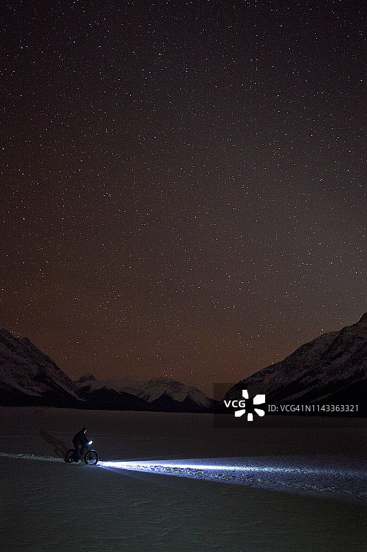 星空下的胖胎自行车骑行图片素材