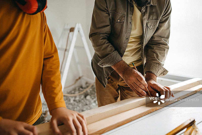 男人在测量图片素材