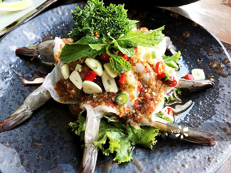 香辣蒜蓉辣椒薄荷叶鲜虾图片素材