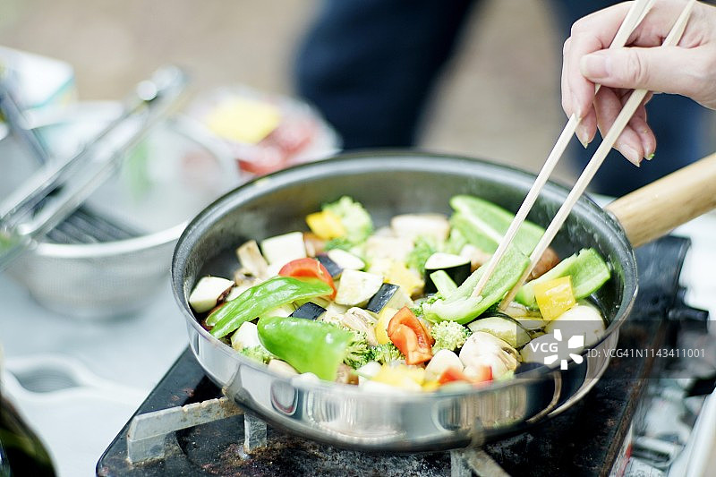 女人正在炒蔬菜图片素材